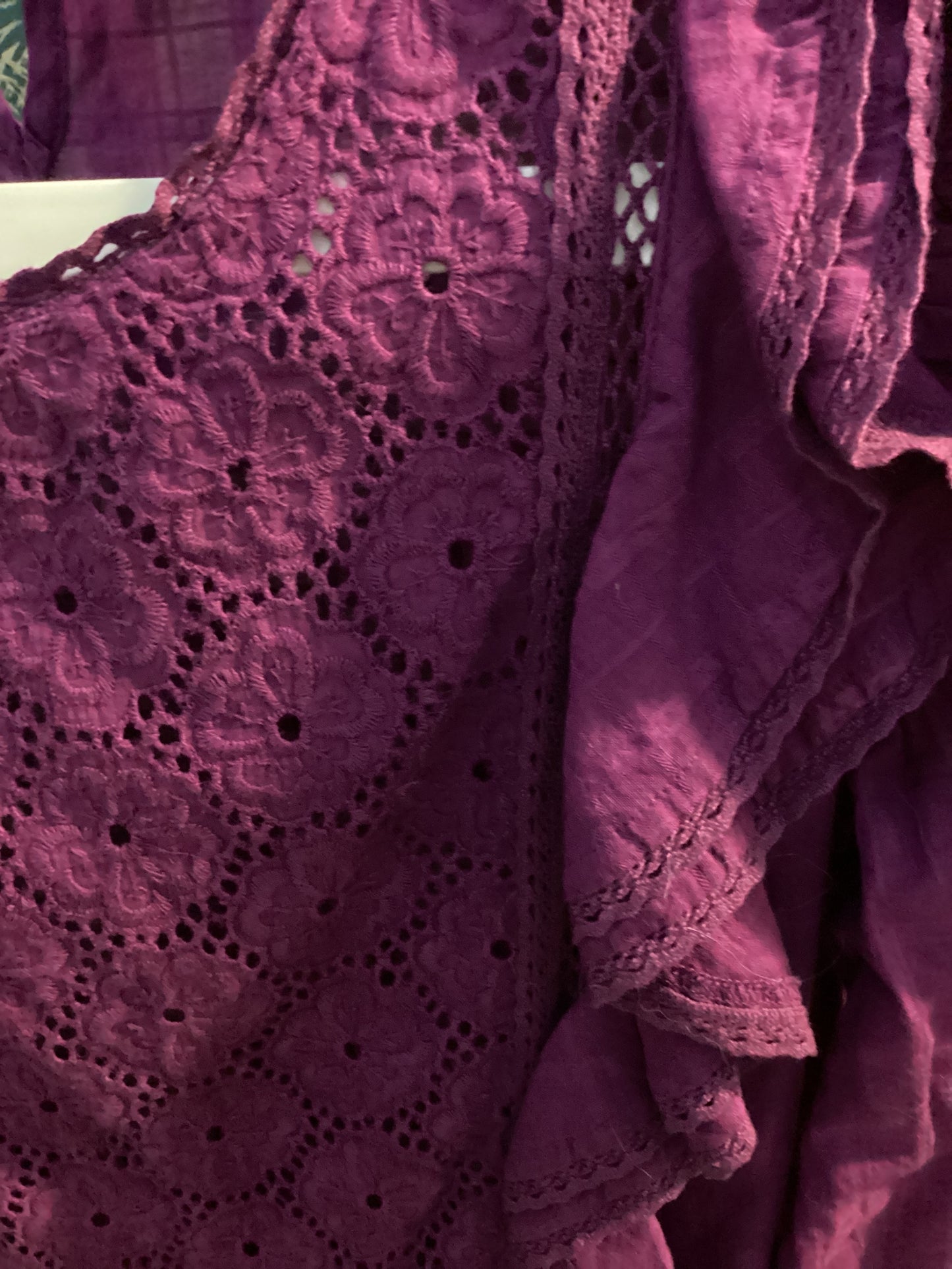 chemisier violet en dentelle anglaise taille M a vollant promod