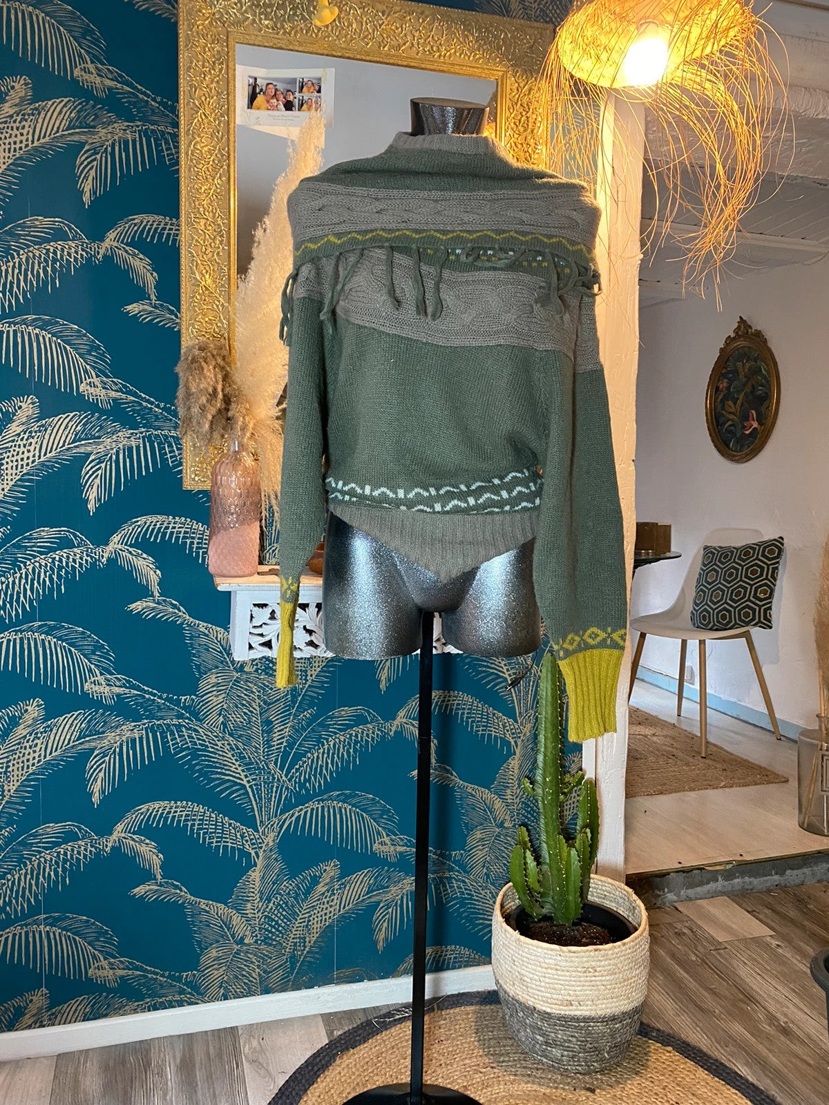 Pull hyper original avec une petite cape au-dessus only taille S