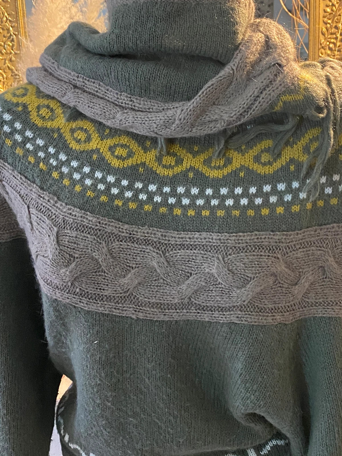 Pull hyper original avec une petite cape au-dessus only taille S