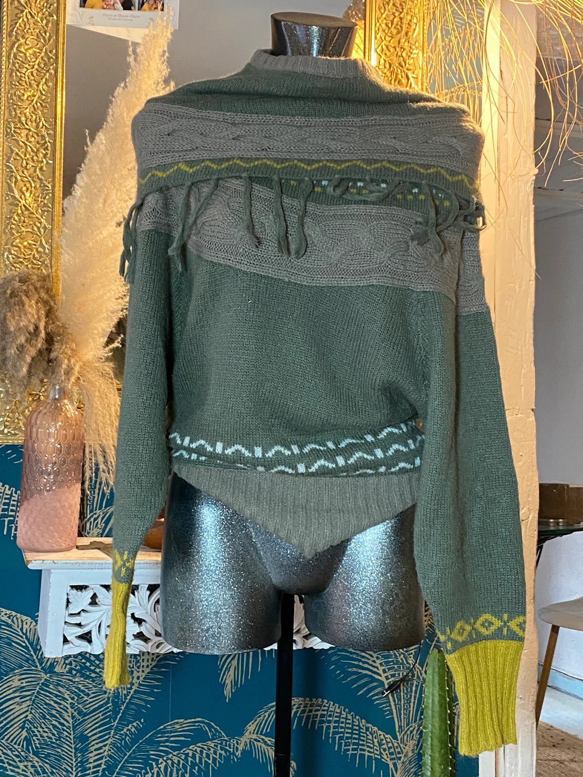 Pull hyper original avec une petite cape au-dessus only taille S