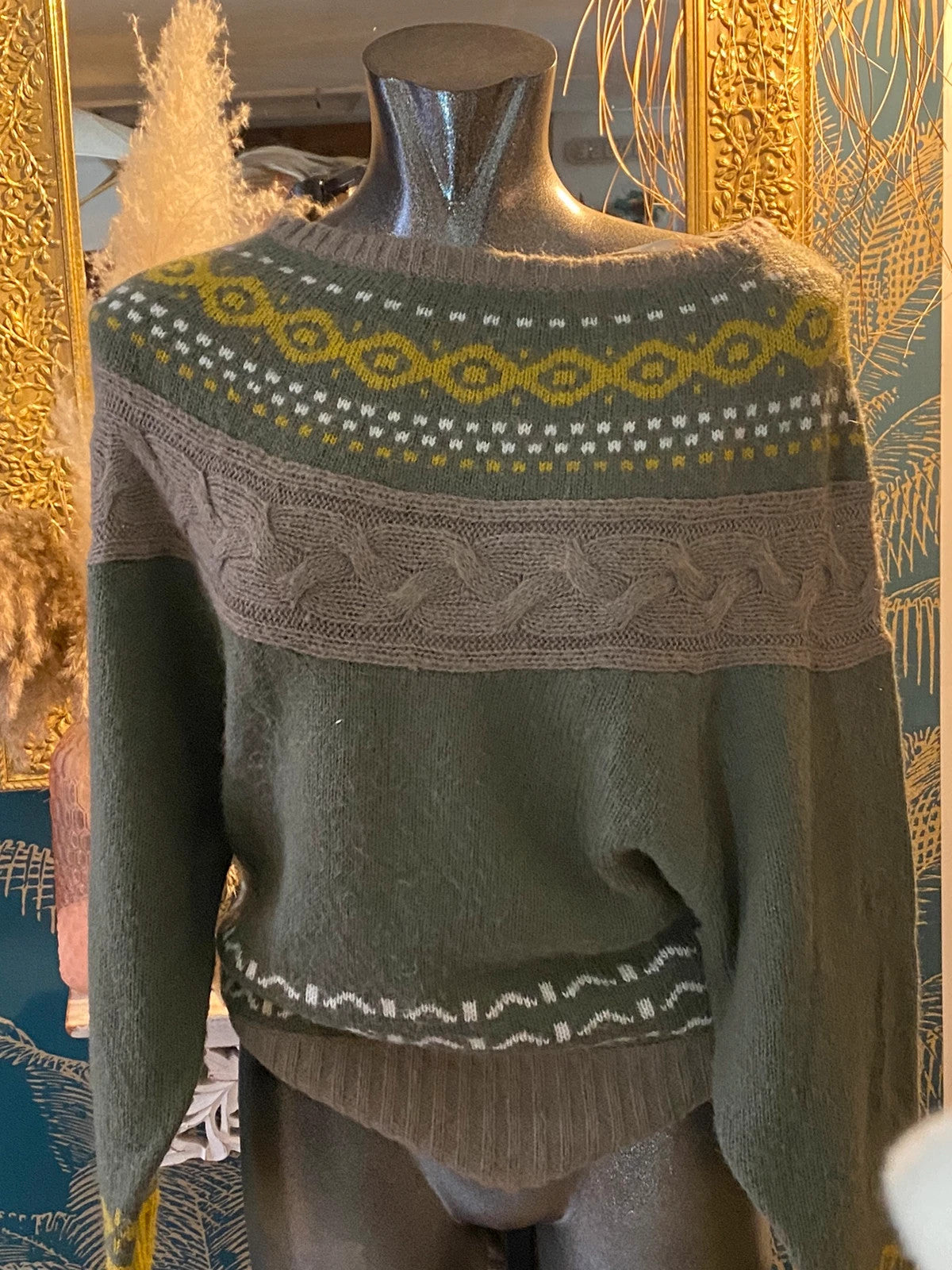 Pull hyper original avec une petite cape au-dessus only taille S