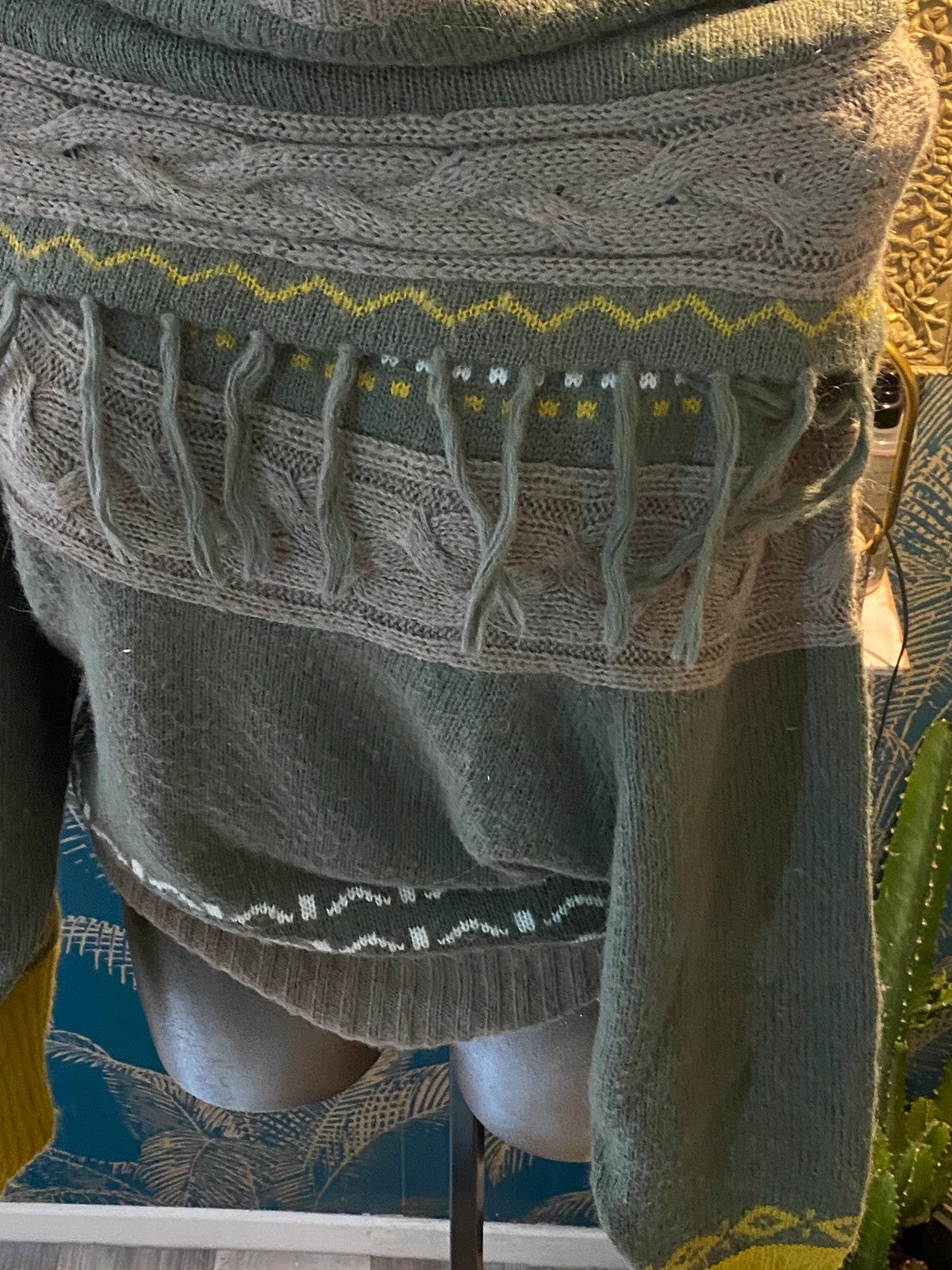 Pull hyper original avec une petite cape au-dessus only taille S