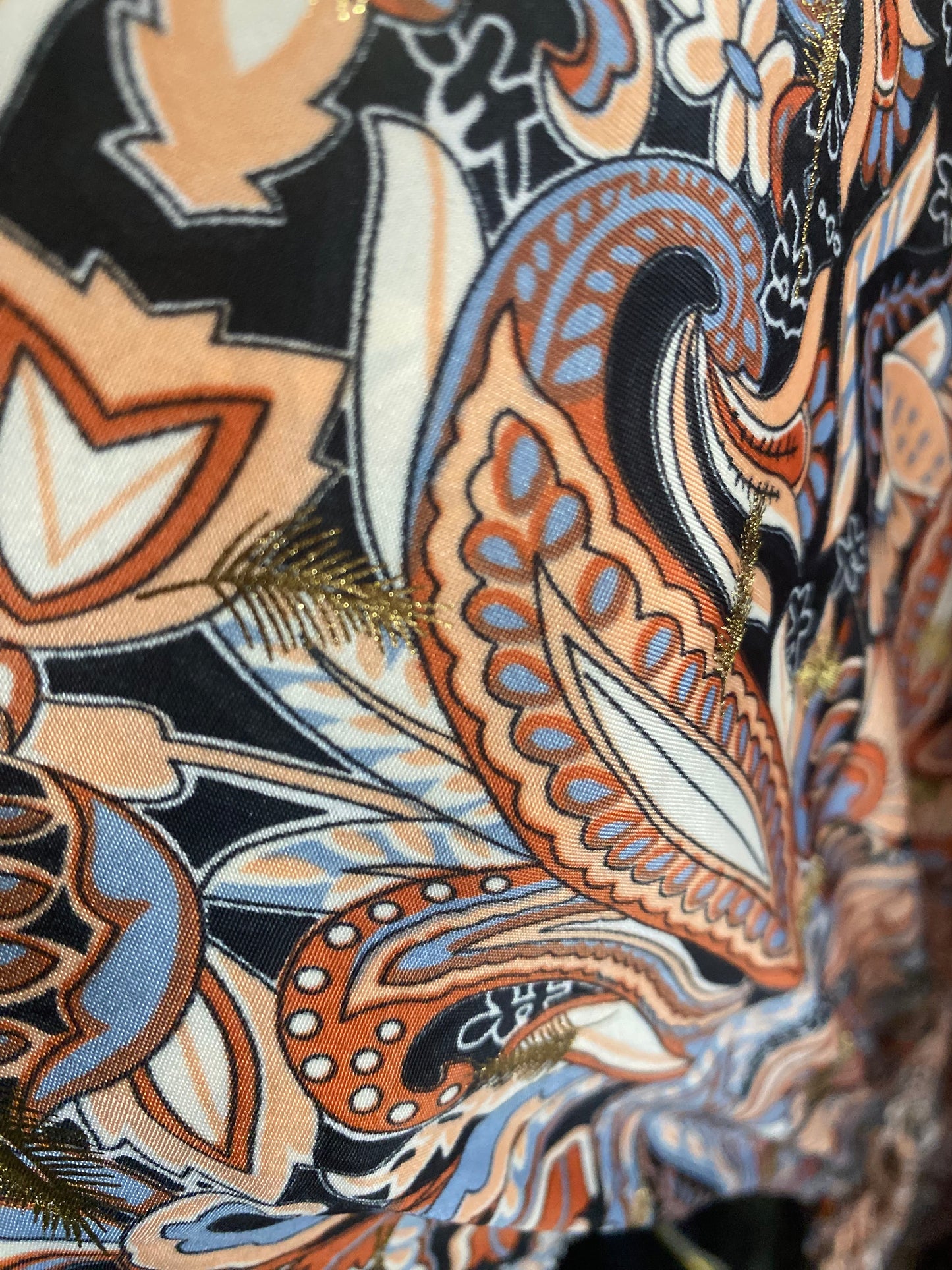 robe magique noir  feuille d'or  a manche