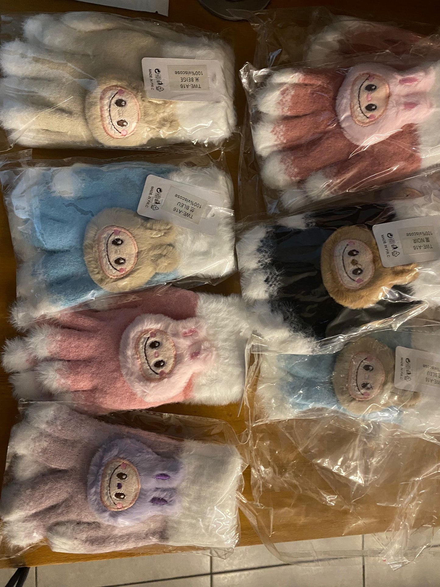 gants couleur différente